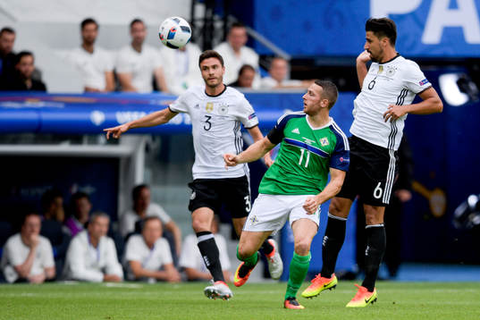 Tysklands Jonas Hector och Sami Khedira och Nordirlands