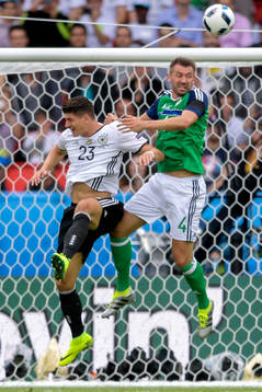 Tysklands Mario Gomez och Nordirlands Gareth McAuley