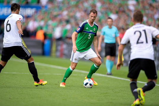 Nordirlands Jonny Evans och Tysklands Sami Khedira och