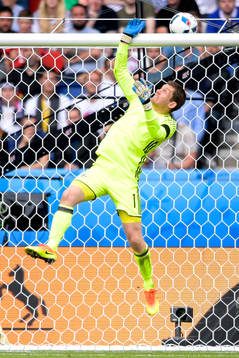Nordirlands målvakt Michael McGovern ser bollen gå precis