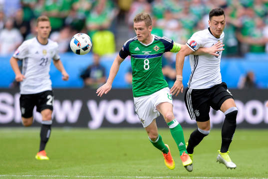Nordirlands Steven Davis och Tysklands Mesut Özil