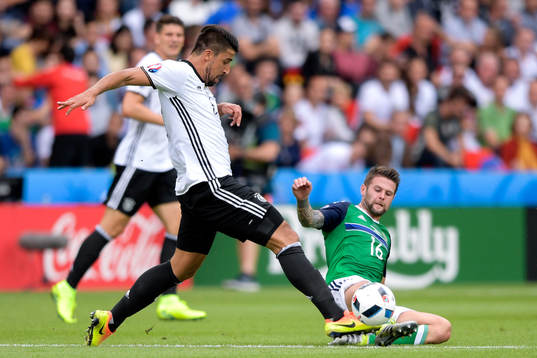Nordirlands Oliver Norwood och Tysklands Sami Khedira