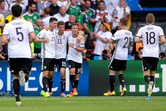 Tysklands Mario Gomez jublar