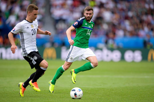 Tysklands Joshua Kimmich och Nordirlands Stuart Dallas