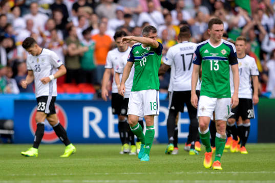 Nordirlands Aaron Hughes och Corry Evans deppar