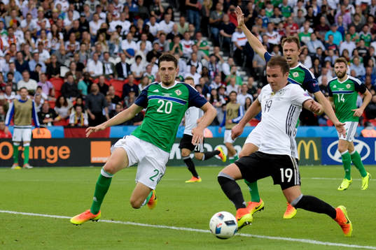 Tysklands Mario Götze och Nordirlands Craig Cathcart