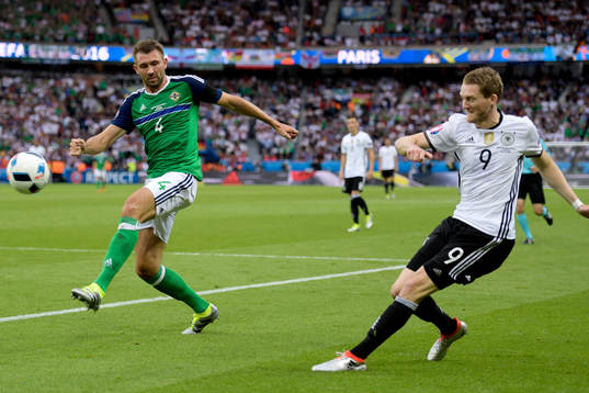 Nordirlands Gareth McAuley och Tysklands André Schurrle