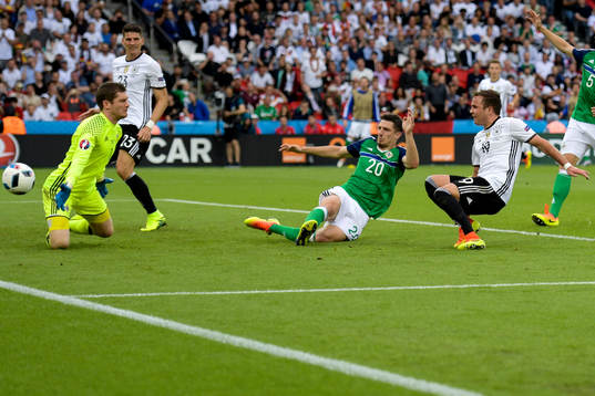 Tysklands Mario Götze och Nordirlands målvakt Michael