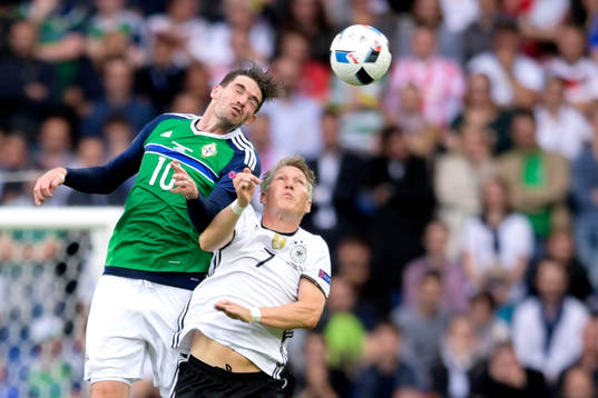 Nordirlands Kyle Lafferty och Tysklands Bastian