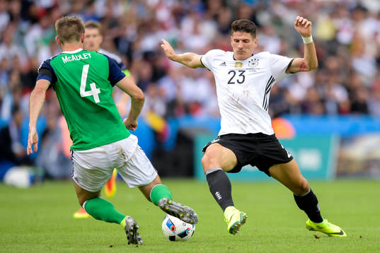 Nordirlands Gareth McAuley och Tysklands Mario Gomez