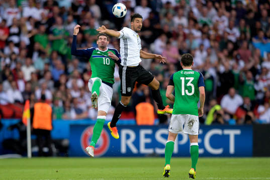 Nordirlands Kyle Lafferty och Tysklands Sami Khedira