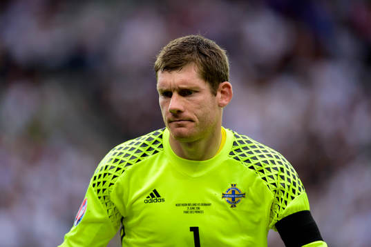 Nordirlands målvakt Michael McGovern deppar