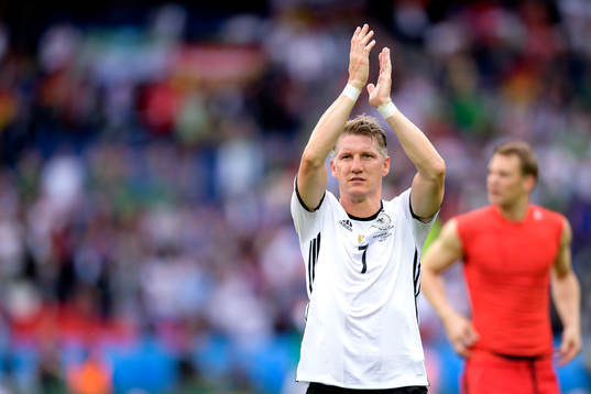 Tysklands Bastian Schweinsteiger tackar publiken