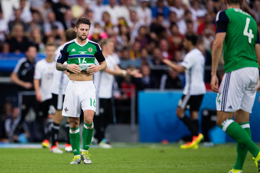 Nordirlands Oliver Norwood deppar i fotbollsmatchen mellan