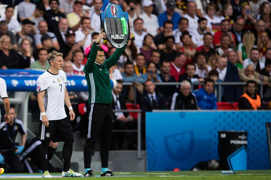 Tysklands Bastian Schweinsteiger blir inbytt i