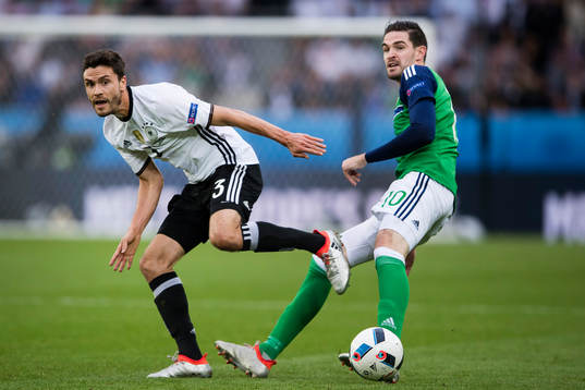 Tysklands Jonas Hector och Nordirlands Kyle Lafferty i