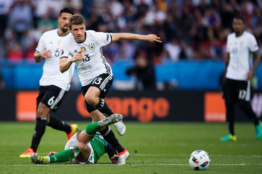 Tysklands Jonathan Tah hoppar över Nordirlands Oliver