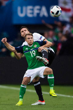 Nordirlands Jamie Ward och Tysklands Jonas Hector  i