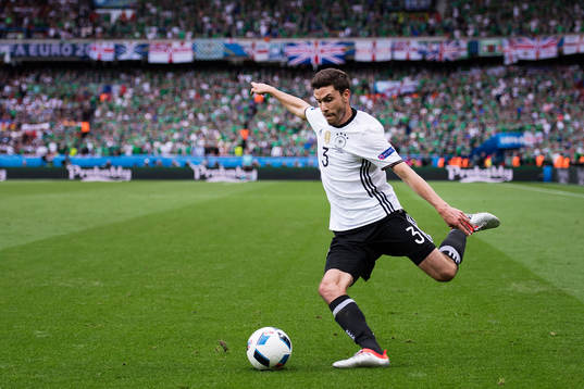 Tysklands Jonas Hector i fotbollsmatchen mellan Nordirland