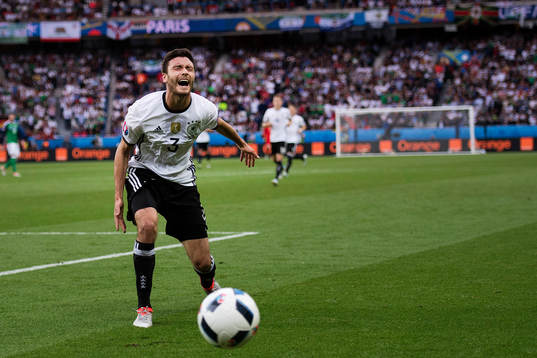 Tysklands Jonas Hector deppar när han missar en boll i