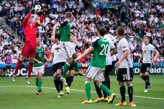 Nordirlands målvakt Michael McGovern med en räddning i