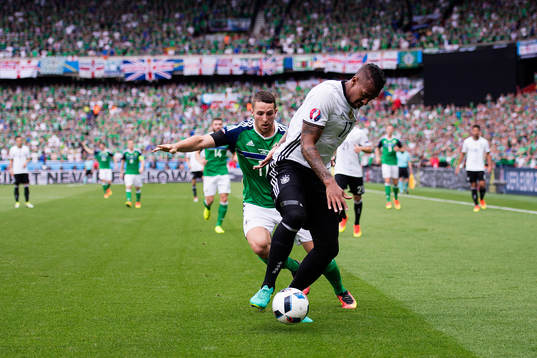 Nordirlands Conor Washington och Tysklands Jerome Boateng i