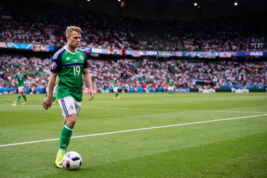 Nordirlands Jamie Ward  i fotbollsmatchen mellan Nordirland