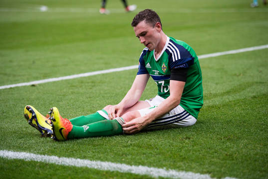 Nordirlands Corry Evans deppar i fotbollsmatchen mellan