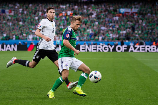 Tysklands Jonas Hector och Nordirlands Kyle Lafferty  i
