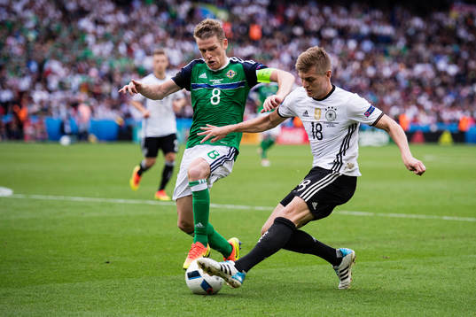 Nordirlands Steven Davis och Tysklands Toni Kroos  i