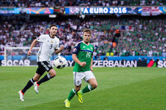 Tysklands Jonas Hector och Nordirlands Kyle Lafferty  i