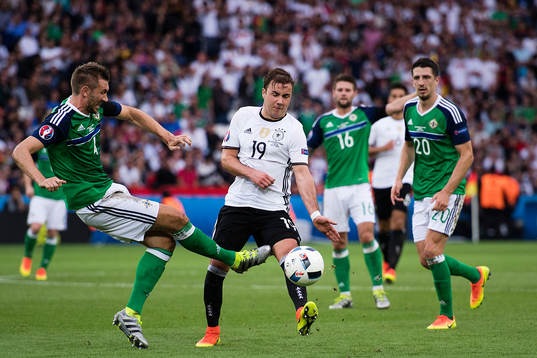Nordirlands Gareth McAuley och Craig Cathcart mot Tysklands