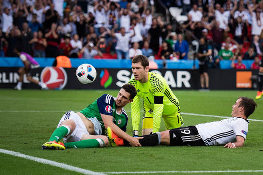 Nordirlands målvakt Michael McGovern och Craig Cathcart i
