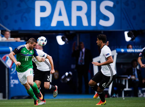 Nordirlands Conor Washington nickar mot Tysklands Sami