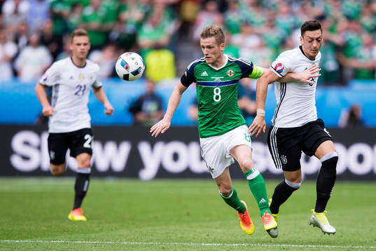Nordirlands Steven Davis och Tysklands Mesut Özil  i