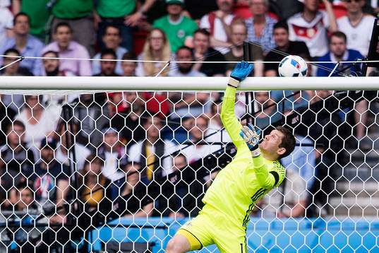 Nordirlands målvakt Michael McGovern  i fotbollsmatchen