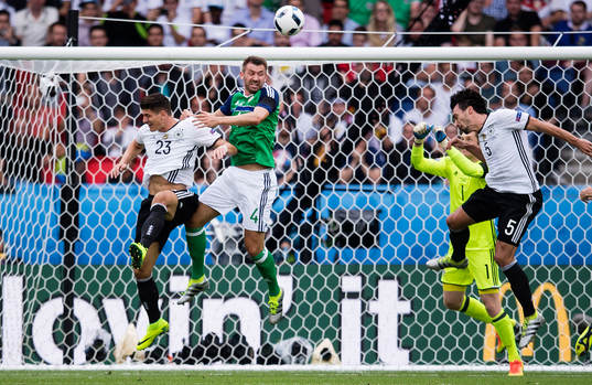 Tysklands Mario Gomez och Nordirlands Gareth McAuley i en