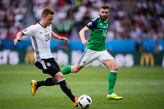 Tysklands Joshua Kimmich och Nordirlands Stuart Dallas i