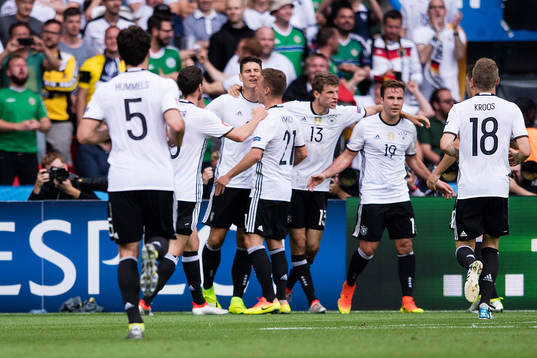 Tysklands Mario Gomez gör 0-1 och jublar i fotbollsmatchen
