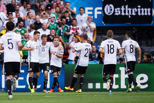 Tysklands Mario Gomez gör 0-1 och jublar i fotbollsmatchen