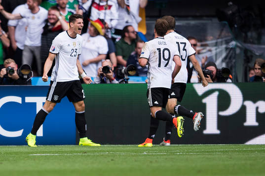 Tysklands Mario Gomez gör 0-1 och jublar i fotbollsmatchen