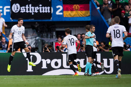 Tysklands Mario Gomez gör 0-1 och jublar i fotbollsmatchen