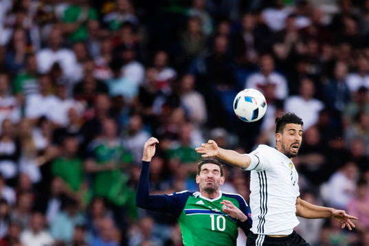 Nordirlands Kyle Lafferty och Tysklands Sami Khedira i