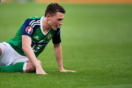 Nordirlands Corry Evans deppar i fotbollsmatchen mellan