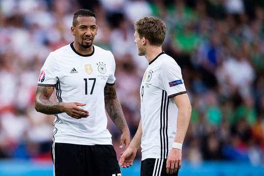 Tysklands Jerome Boateng pratar med André Schurrle i