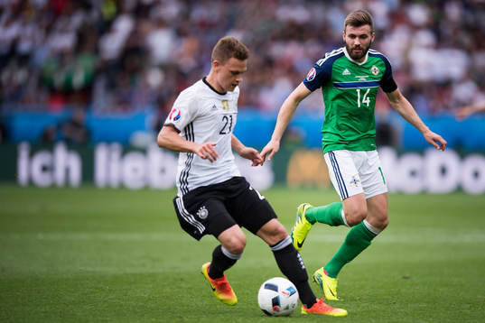 Tysklands Joshua Kimmich och Nordirlands Stuart Dallas i