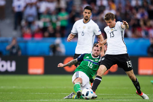 Tysklands Sami Khedira och Thomas Muller mot Nordirlands