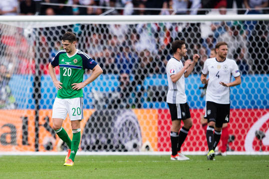 Nordirlands Craig Cathcart deppar i fotbollsmatchen mellan
