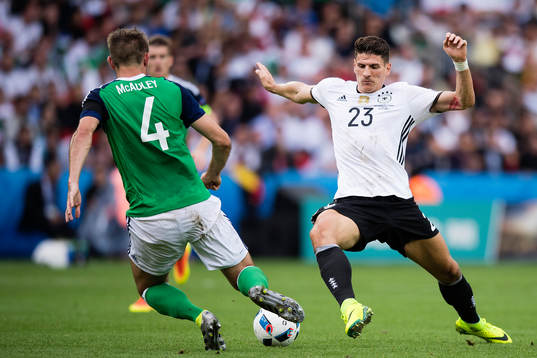 Tysklands Mario Gomez tar sig förbi Nordirlands Gareth