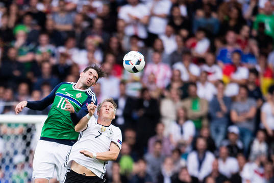 Nordirlands Kyle Lafferty och Tysklands Bastian